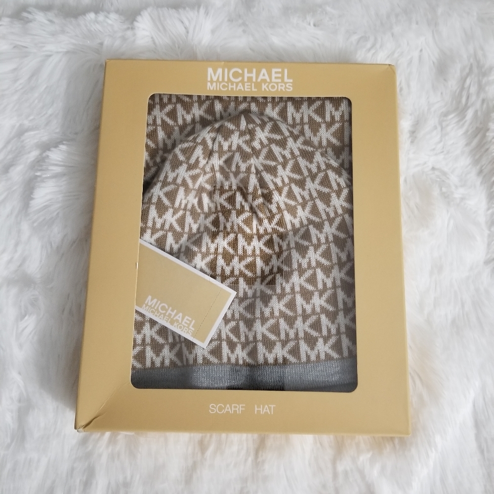 SALE 🎁🔥Michael Kors Hat And Scarf Set🔥